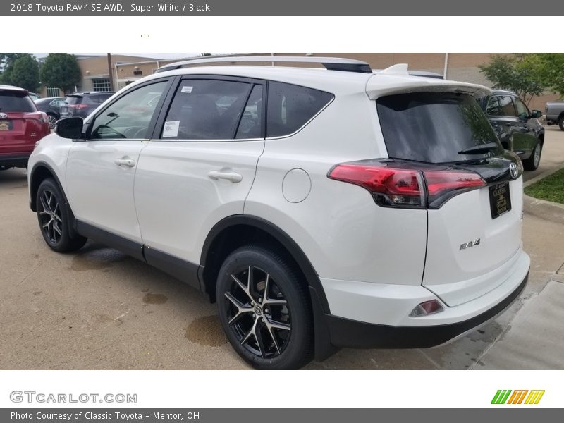 Super White / Black 2018 Toyota RAV4 SE AWD