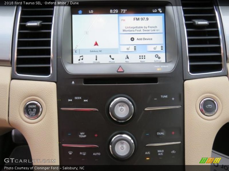 Oxford White / Dune 2018 Ford Taurus SEL