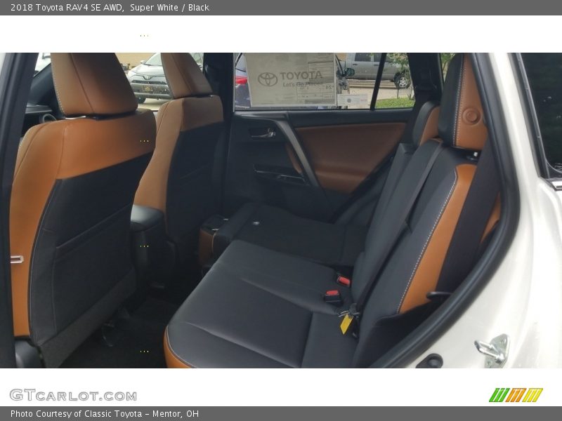 Super White / Black 2018 Toyota RAV4 SE AWD
