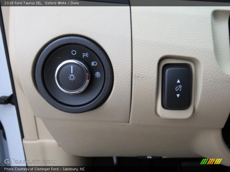 Oxford White / Dune 2018 Ford Taurus SEL