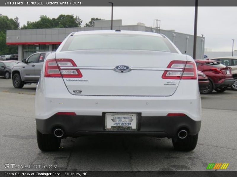Oxford White / Dune 2018 Ford Taurus SEL