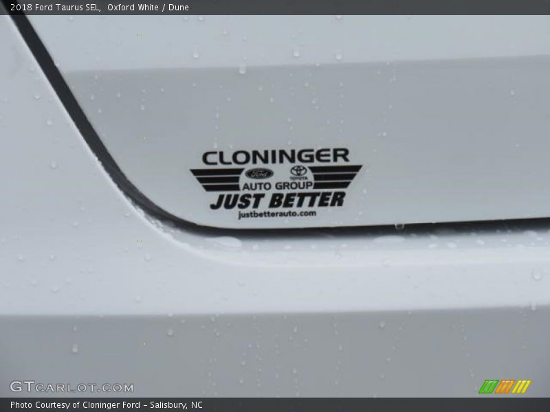 Oxford White / Dune 2018 Ford Taurus SEL