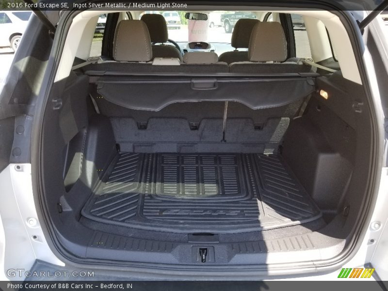 Ingot Silver Metallic / Medium Light Stone 2016 Ford Escape SE