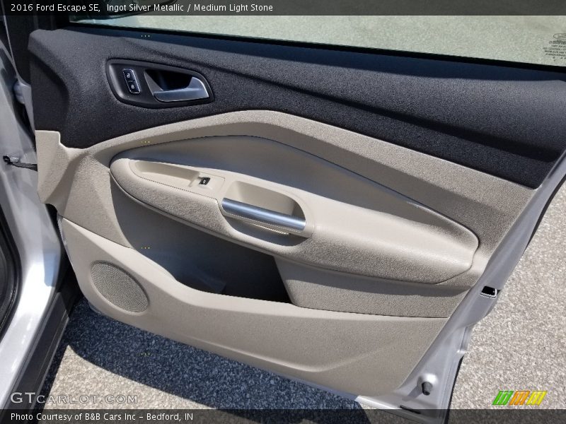 Ingot Silver Metallic / Medium Light Stone 2016 Ford Escape SE