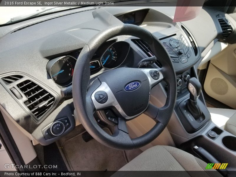 Ingot Silver Metallic / Medium Light Stone 2016 Ford Escape SE