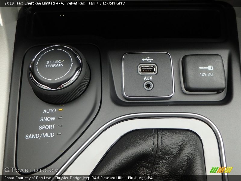 Velvet Red Pearl / Black/Ski Grey 2019 Jeep Cherokee Limited 4x4