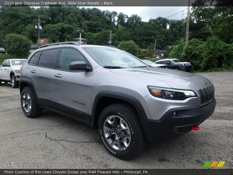 Front 3/4 View of 2019 Cherokee Trailhawk 4x4