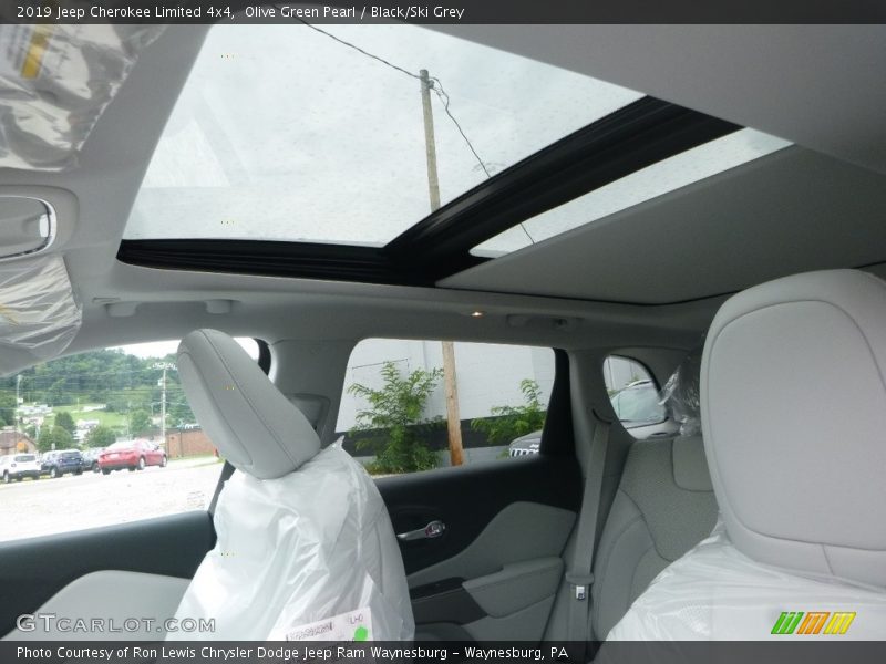 Olive Green Pearl / Black/Ski Grey 2019 Jeep Cherokee Limited 4x4