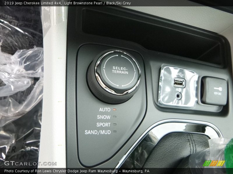 Light Brownstone Pearl / Black/Ski Grey 2019 Jeep Cherokee Limited 4x4