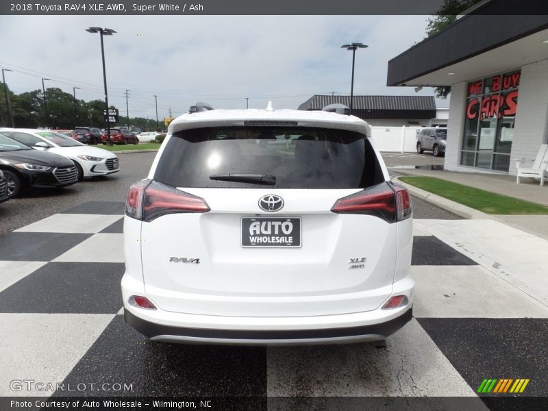 Super White / Ash 2018 Toyota RAV4 XLE AWD