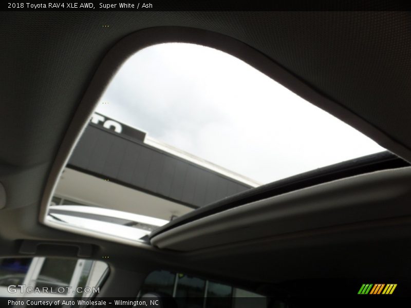 Super White / Ash 2018 Toyota RAV4 XLE AWD