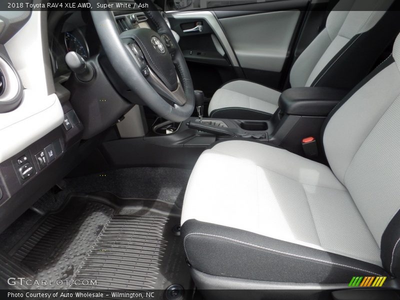 Super White / Ash 2018 Toyota RAV4 XLE AWD