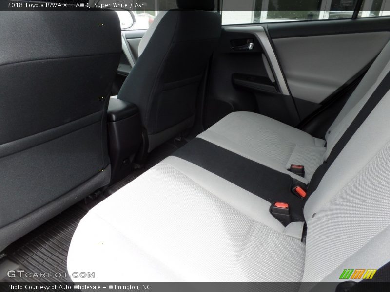 Super White / Ash 2018 Toyota RAV4 XLE AWD