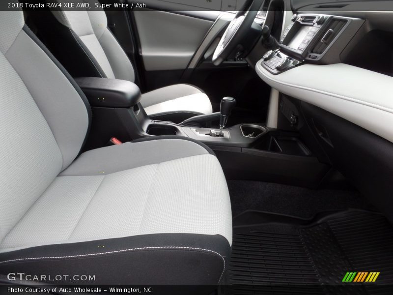 Super White / Ash 2018 Toyota RAV4 XLE AWD