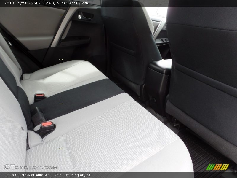 Super White / Ash 2018 Toyota RAV4 XLE AWD