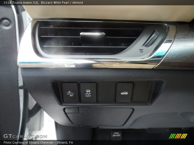 Blizzard White Pearl / Almond 2018 Toyota Avalon XLE