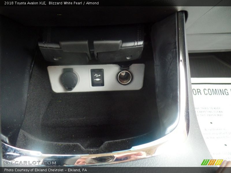 Blizzard White Pearl / Almond 2018 Toyota Avalon XLE