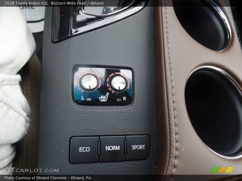 Blizzard White Pearl / Almond 2018 Toyota Avalon XLE