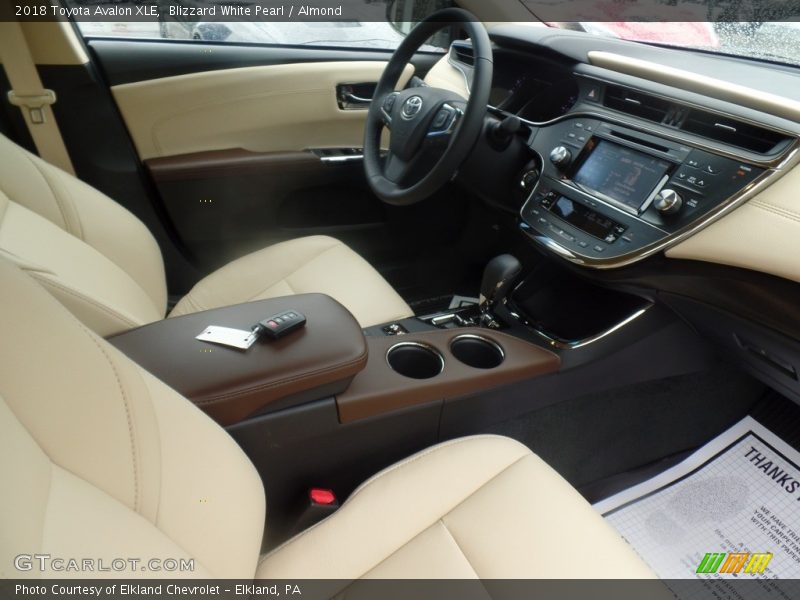 Blizzard White Pearl / Almond 2018 Toyota Avalon XLE