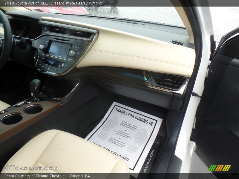 Blizzard White Pearl / Almond 2018 Toyota Avalon XLE