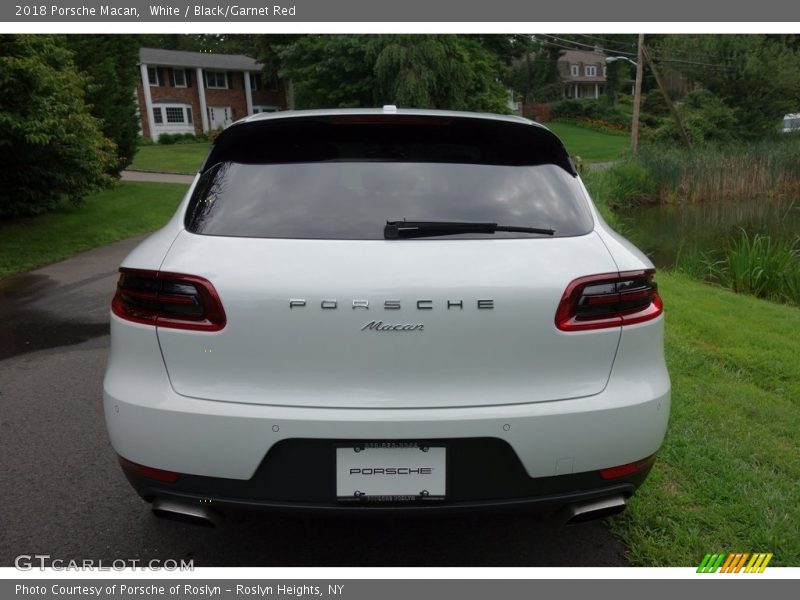 White / Black/Garnet Red 2018 Porsche Macan