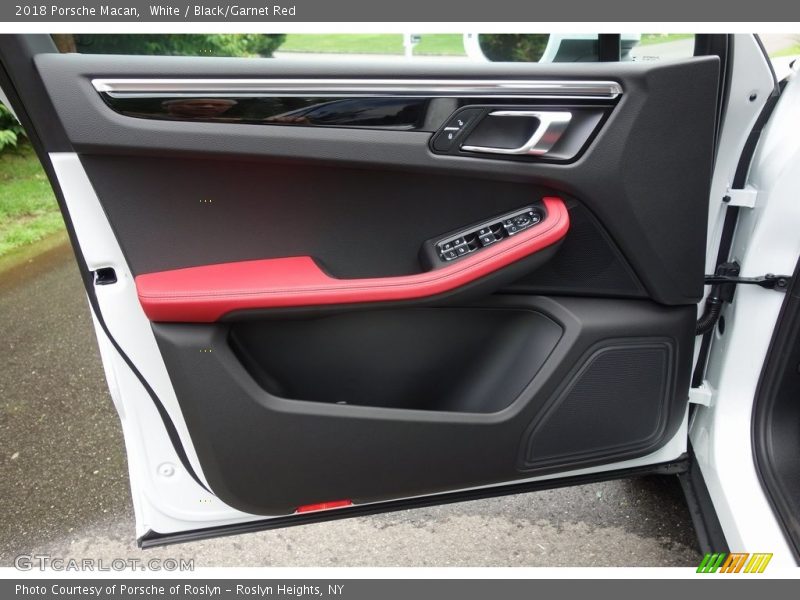 White / Black/Garnet Red 2018 Porsche Macan