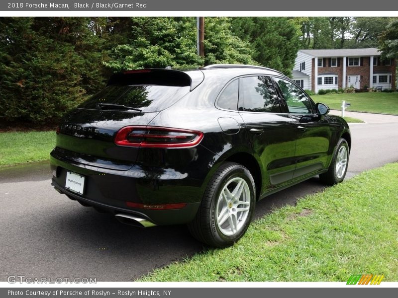 Black / Black/Garnet Red 2018 Porsche Macan