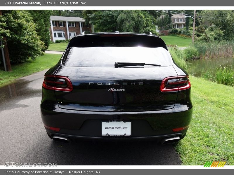 Black / Black/Garnet Red 2018 Porsche Macan