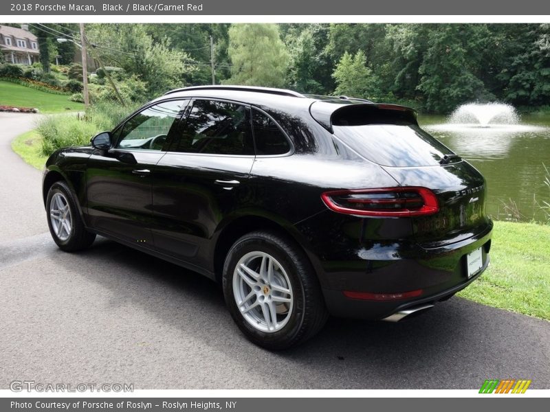 Black / Black/Garnet Red 2018 Porsche Macan