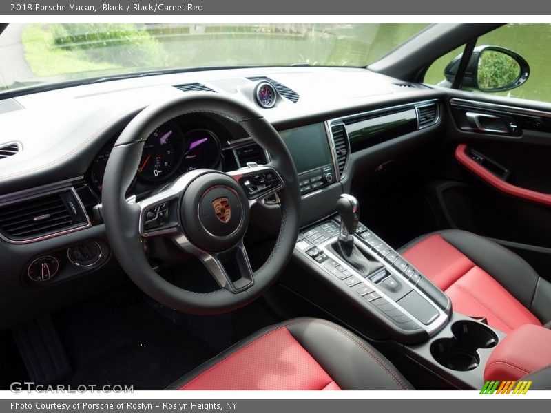 Black / Black/Garnet Red 2018 Porsche Macan