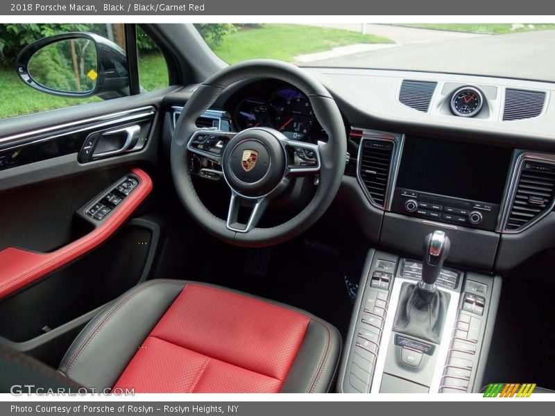 Black / Black/Garnet Red 2018 Porsche Macan