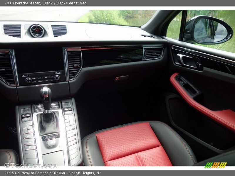 Black / Black/Garnet Red 2018 Porsche Macan