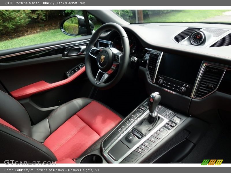 Black / Black/Garnet Red 2018 Porsche Macan