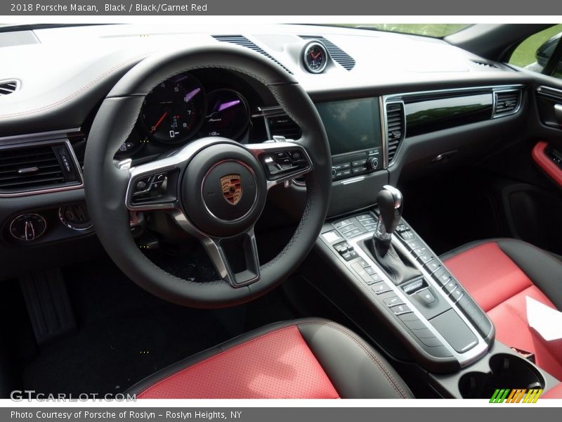 Black / Black/Garnet Red 2018 Porsche Macan