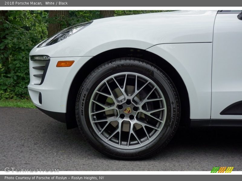 White / Black 2018 Porsche Macan