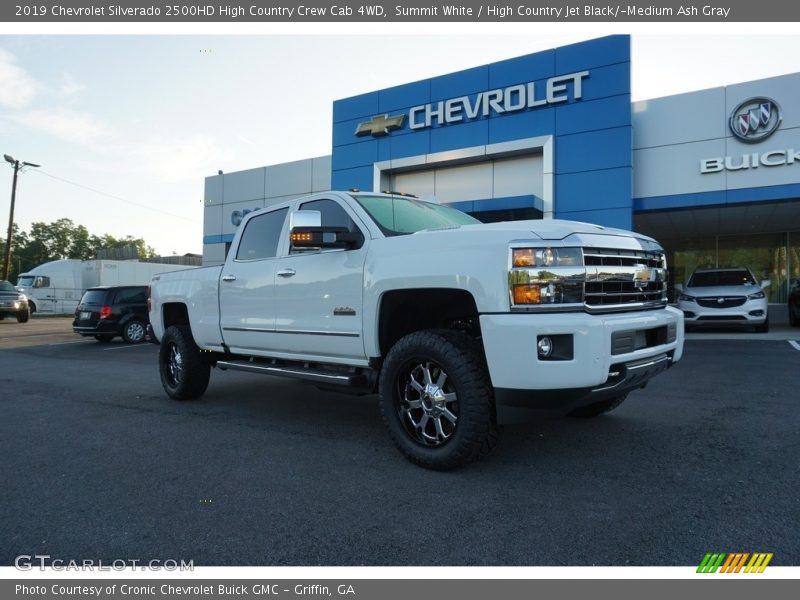 Front 3/4 View of 2019 Silverado 2500HD High Country Crew Cab 4WD