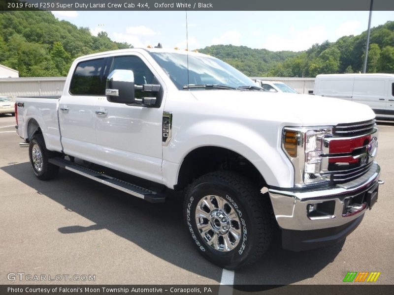 Front 3/4 View of 2019 F250 Super Duty Lariat Crew Cab 4x4