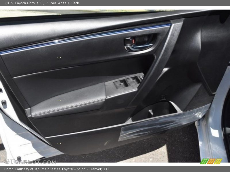 Super White / Black 2019 Toyota Corolla SE