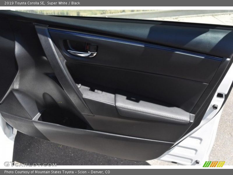 Super White / Black 2019 Toyota Corolla SE