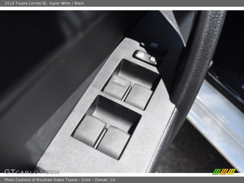Super White / Black 2019 Toyota Corolla SE