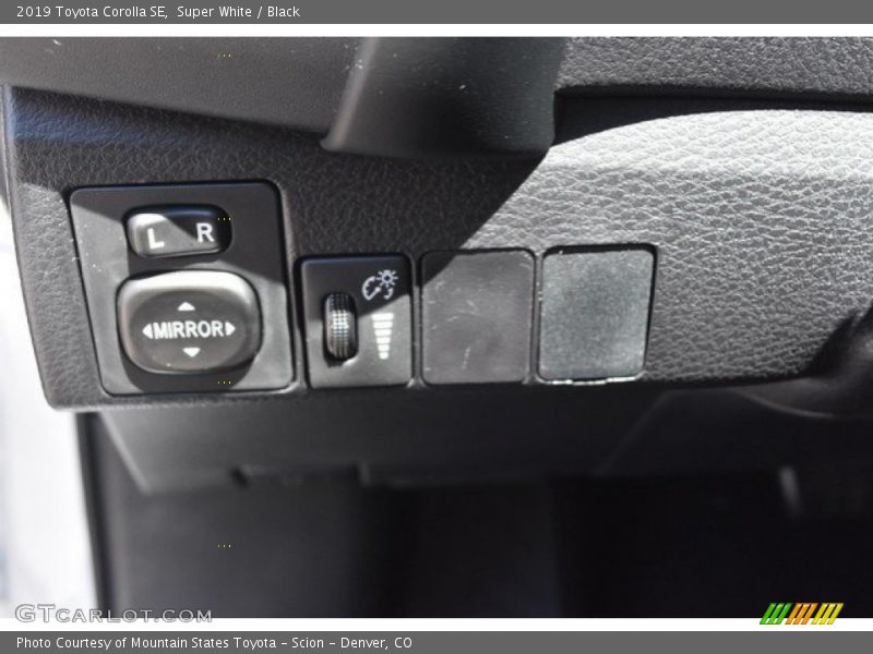 Super White / Black 2019 Toyota Corolla SE