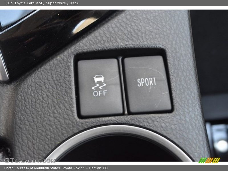 Super White / Black 2019 Toyota Corolla SE