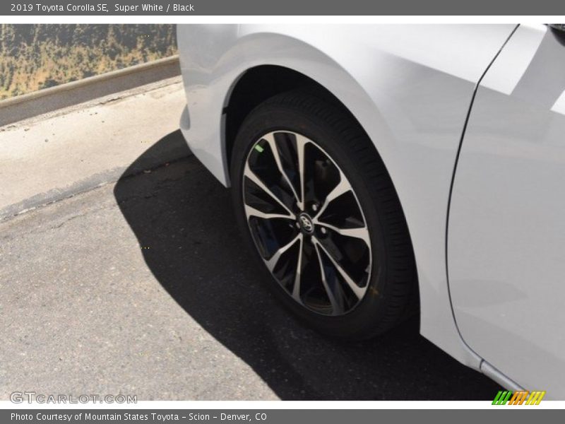 Super White / Black 2019 Toyota Corolla SE