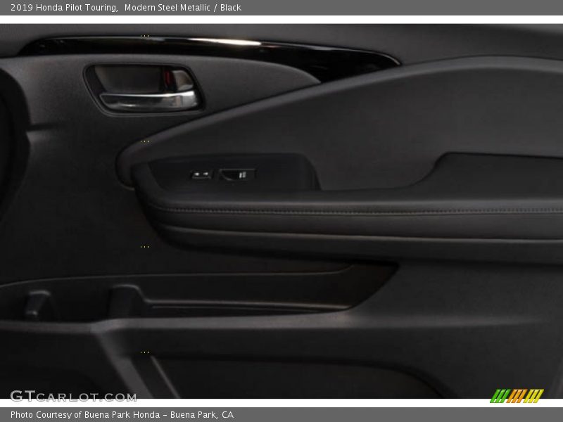 Modern Steel Metallic / Black 2019 Honda Pilot Touring