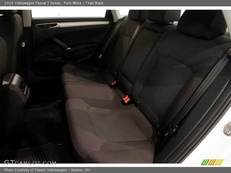 Pure White / Titan Black 2016 Volkswagen Passat S Sedan
