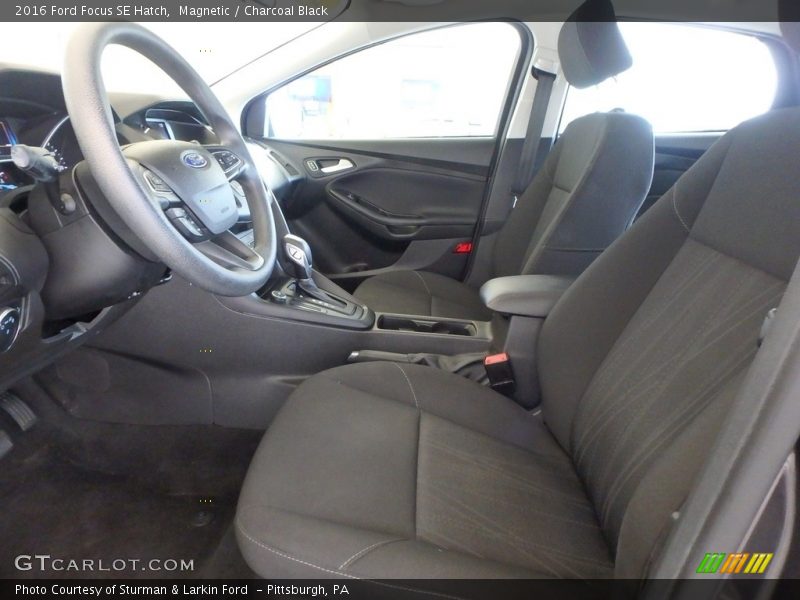 Magnetic / Charcoal Black 2016 Ford Focus SE Hatch