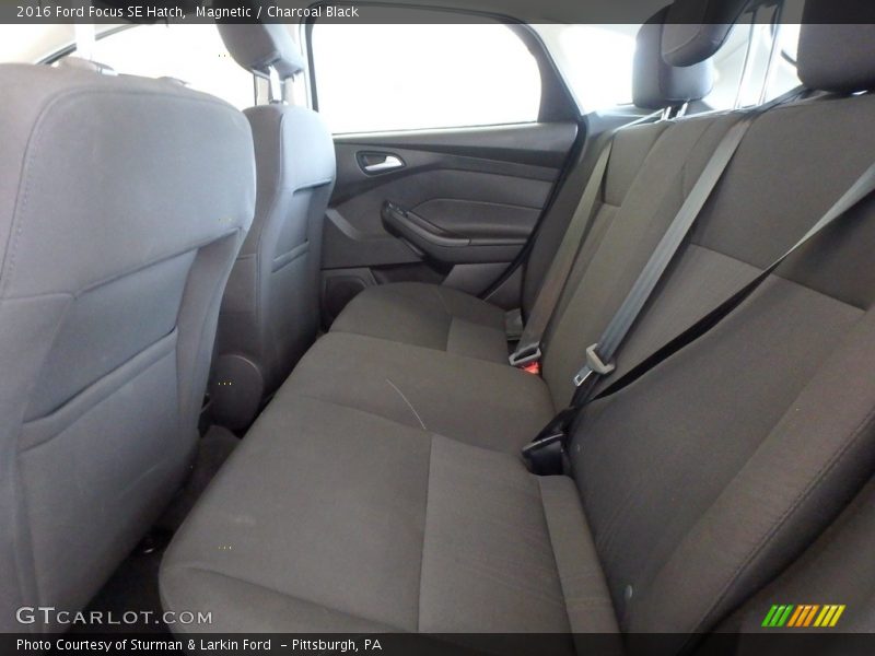 Magnetic / Charcoal Black 2016 Ford Focus SE Hatch