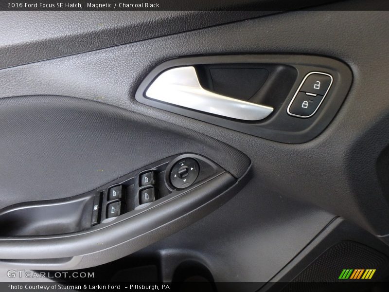 Magnetic / Charcoal Black 2016 Ford Focus SE Hatch