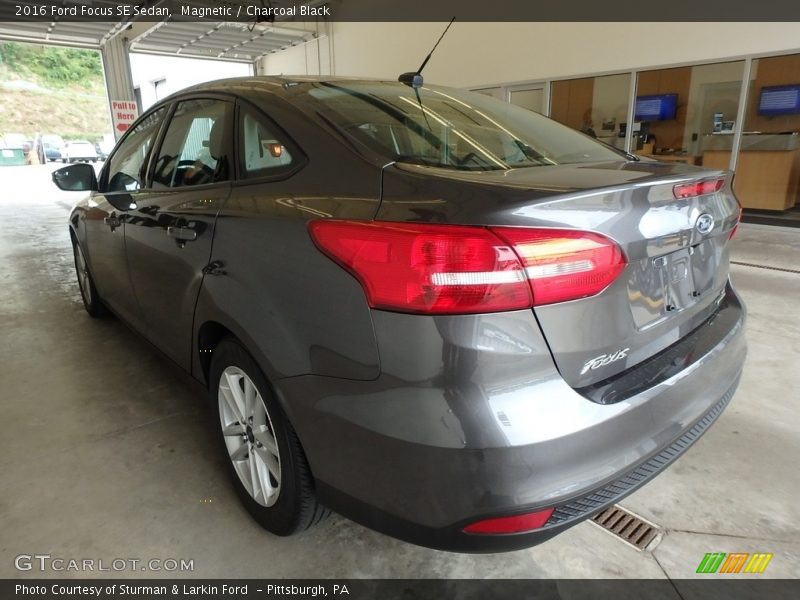 Magnetic / Charcoal Black 2016 Ford Focus SE Sedan