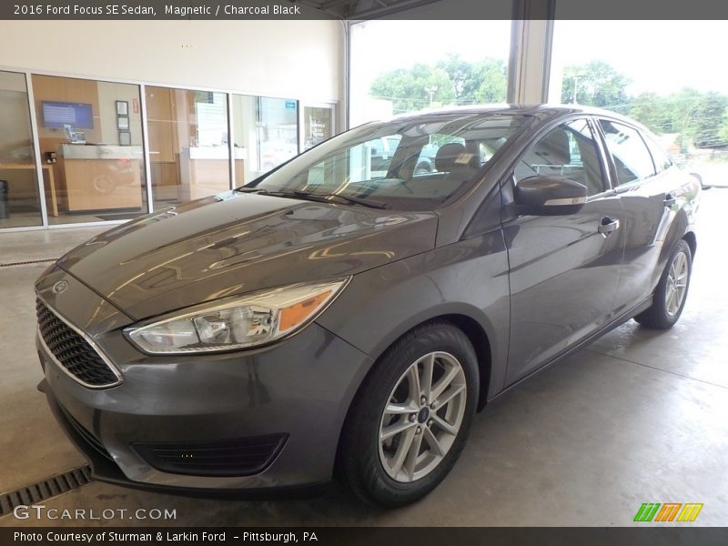 Magnetic / Charcoal Black 2016 Ford Focus SE Sedan